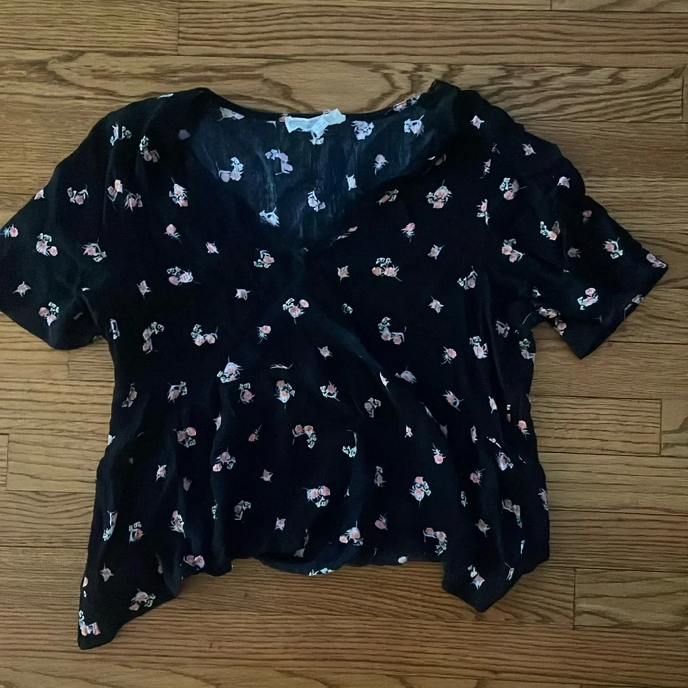 **3/$15** Cute floral, vneck top - Picture 1 of 5